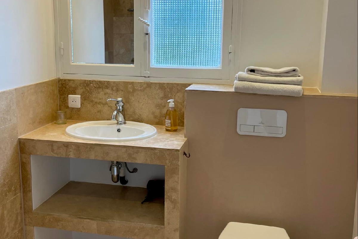 Apartment 1 bathroom