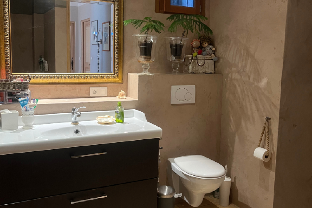 Main bathroom
